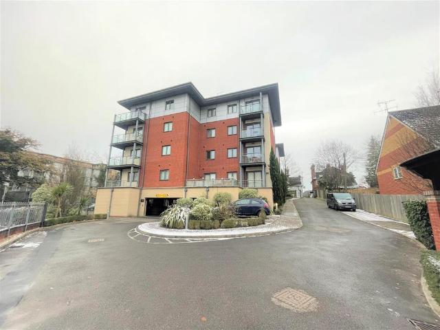 Farnborough Road, Hampshire GU14 2 bed ground floor flat to rent £1,525 pcm £352 pw