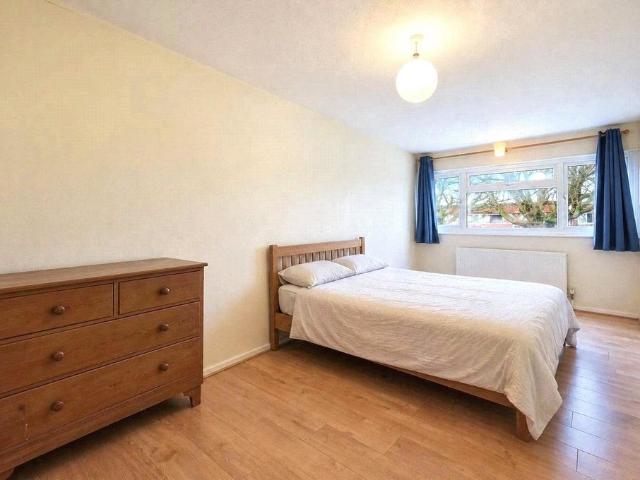 Farnham Gardens, London, Raynes Park. 4 bed terraced house to rent £3,000 pcm £692 pw