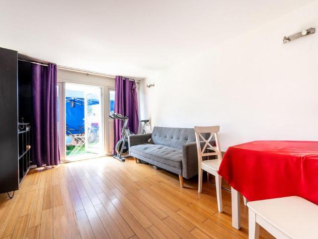 Farnham Gardens, Raynes Park, London. 2 bed flat to rent £2,100 pcm £485 pw