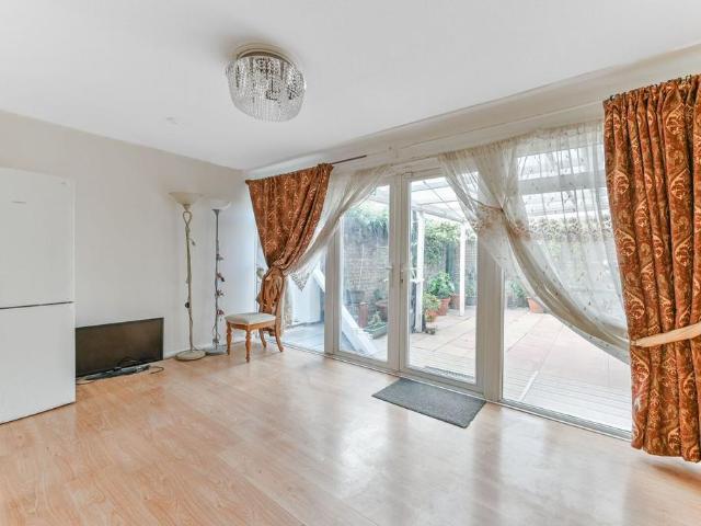 Farnham Gardens, Raynes Park, London. 3 bed terraced house to rent £2,200 pcm £508 pw