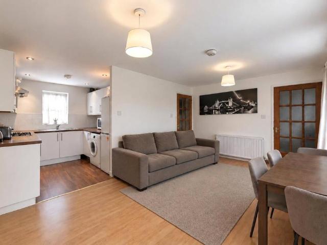 Farnham Gardens, Raynes Park, London. 4 bed terraced house to rent £2,850 pcm £658 pw
