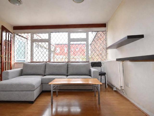 Farnham Gardens, Raynes Park, SW20 4 bed terraced house to rent £2,600 pcm £600 pw