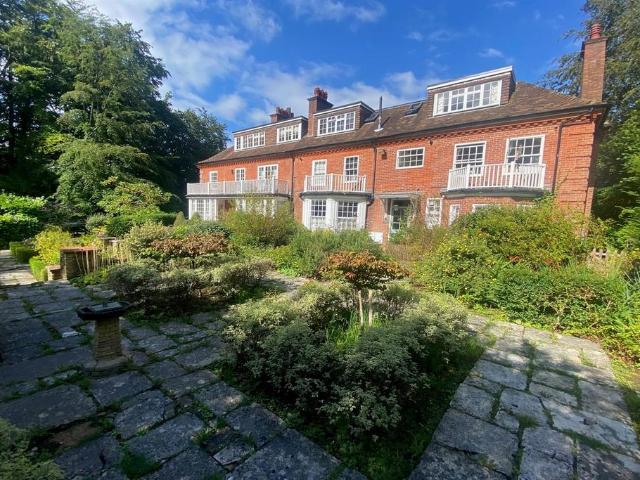 Farnham Lane, Haslemere, GU27 2 bed apartment to rent £1,300 pcm £300 pw