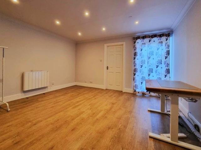 Farnham Road, Guildford GU2, 1 bed flat to rent, £1,300 pcm | PrimeLocation