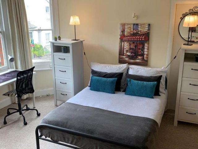 Farnham Road, Guildford GU2 1 bed in a house share to rent £995 pcm £230 pw