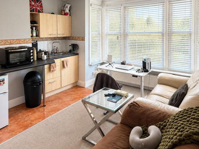 Farnham Road, Guildford 1 bed apartment to rent £1,150 pcm £265 pw