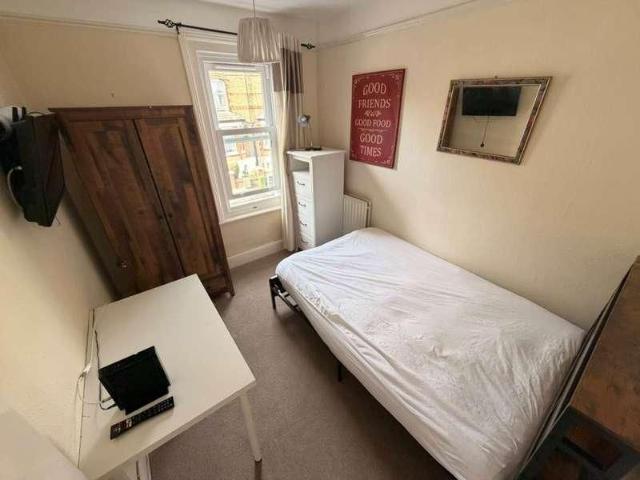 Farnham Road, Onslow, GU2