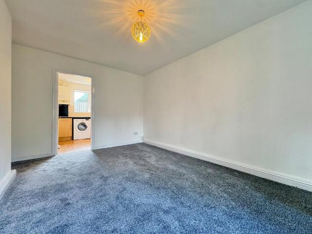 Farnley View, Drighlington, Bradford. 2 bed flat to rent £845 pcm £195 pw