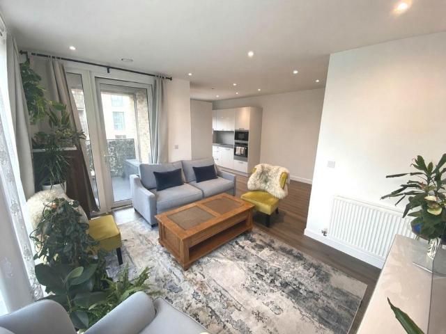 Farnsworth Drive, Edgware 1 bed flat to rent £1,595 pcm £368 pw