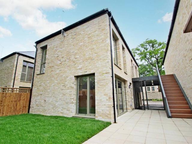 Farnsworth Drive, London, HA8 8FU, United Kingdom | 3 bed house for rent #137305350 | Rentberry