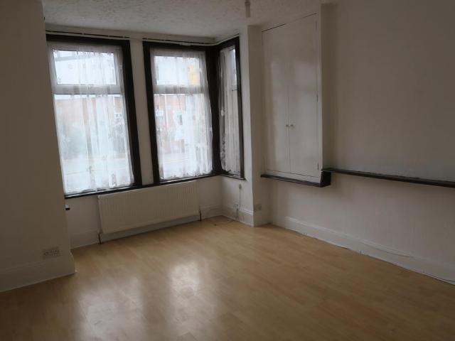 Farraline Road, Watford WD18 1 bed flat to rent £1,000 pcm £231 pw