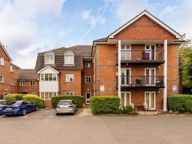 Farringdon Court, Erleigh Road. 2 bed apartment to rent £1,495 pcm £345 pw