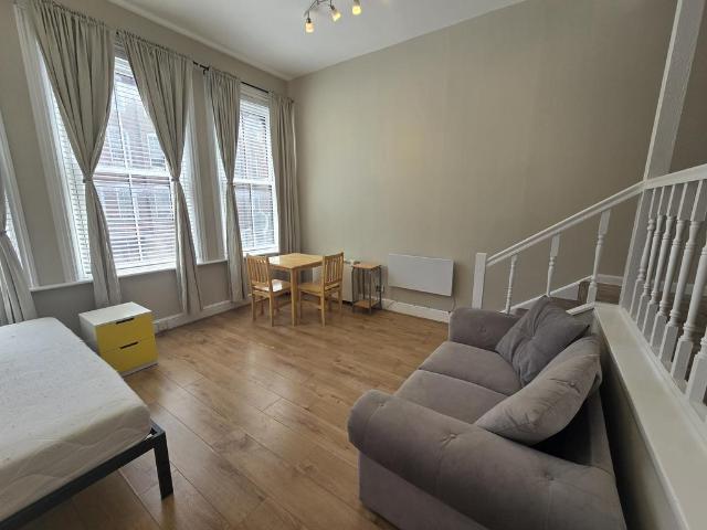 Farringdon Road, London EC1R Studio to rent £1,900 pcm £438 pw