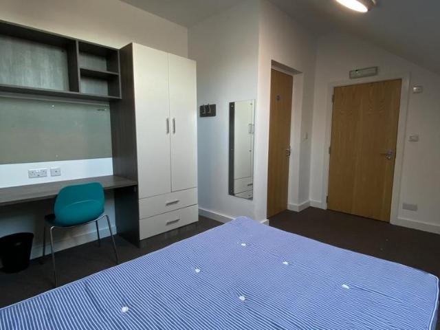 Farrier Street 8 bed flat to rent £4,992 pcm £1,152 pw