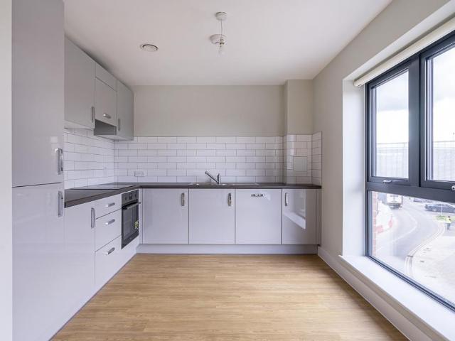 Farrow House Newbury RG14 2 bed flat to rent £1,705 pcm £393 pw