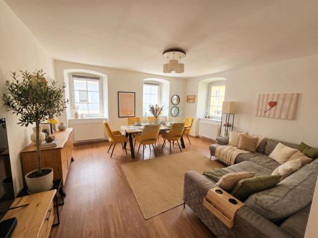 Fast neuwertige Dachgeschosswohnung mit großer Dachterrasse, viel Platz, Garage & Weitblick