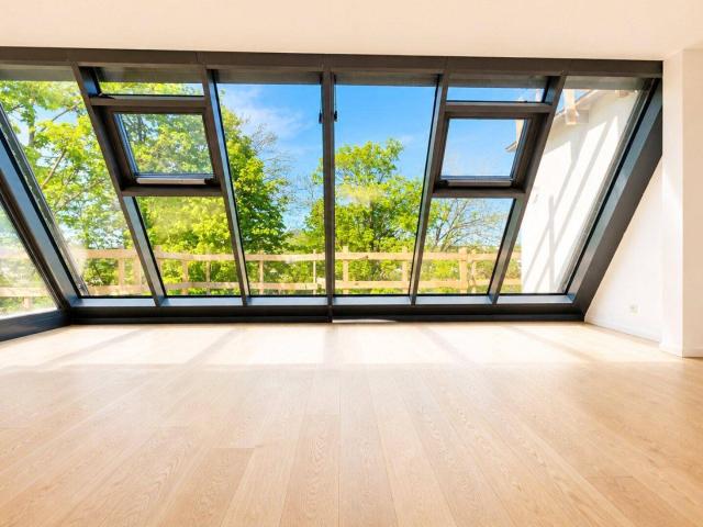 Fast bezugsfertig: Stilvolle 3 Zimmer Erstbezugswohnung mit Balkon und exklusivem Poolzugang im Gemeinschaftsgarten