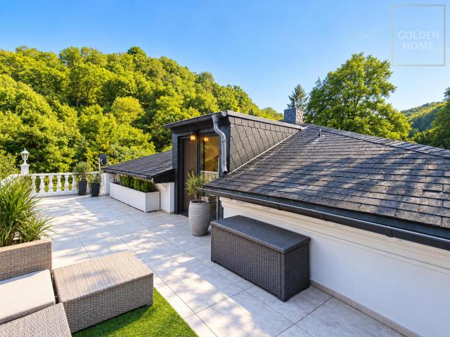 Fast wie ein Haus: 159 m² mit Dachterrasse in historischer Villa