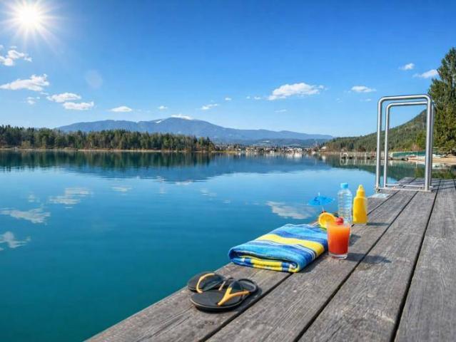 Faszinierende Seegartenresidenz mit weitläufigem Privatbadestrand am Faaker See