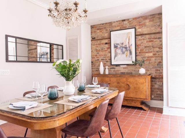 Fashion District Toronto Furnished House Rental on Bathurst Street –Superb 3 Bedroom with 2.5 Bathroom plus Fireplace and Hardwood Floors