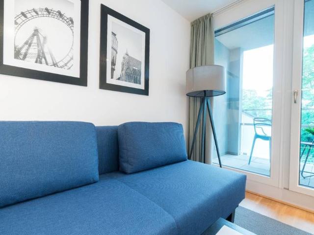 Fashionable Biz Apartment with air conditioning, walk in closet and private terrace