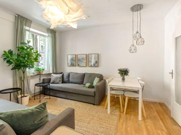 Fashionable & cozy apartment conveniently located close to beaches, train station, exhibition center