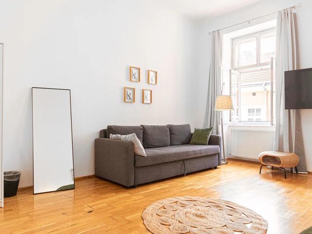 Fashionable & cozy home conveniently located