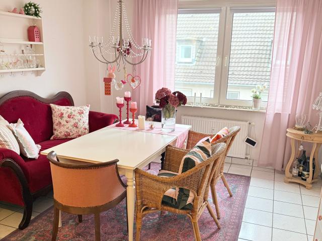 Fashionable, cute home in quiet street