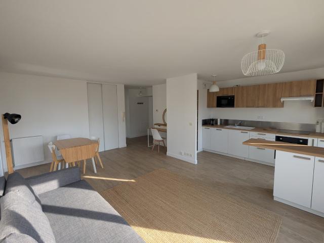 Fashionable & modern suite in popular area