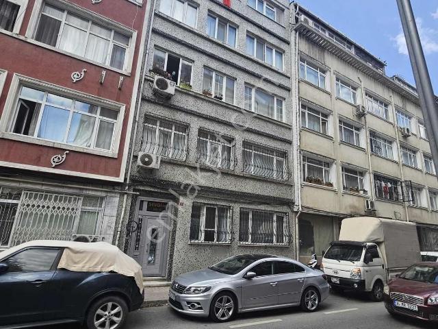 Fatih Akşemsettin Mahallesinde Full Tadilatlı 3+1satılık Daire