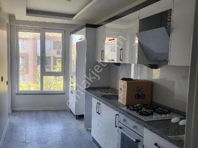 Fatih'te Kiralık 3 Yaşında Ara Kat Asansörlü Balkonlu Daire