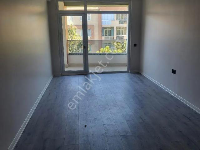 Fatih'te Kiralık 3 Yaşında Daire Asansörlü Balkonlu Ara Kat