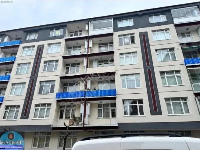 Fatih'te Tanjant Üstü Sitede Satılık Doğalgazlı 2+1 Daire