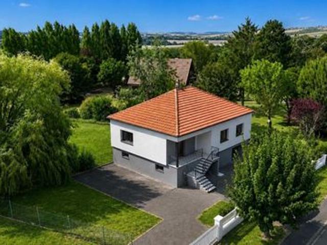 FAULQUEMONT – Maison de plain pied sur sous sol complet, cadre verdoyant et 76 ares de propriété