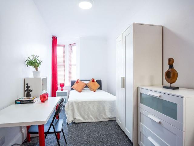 Fawcett Road, Southsea, Hampshire PO4, 3 bed flat to rent, £1,500 pcm | PrimeLocation