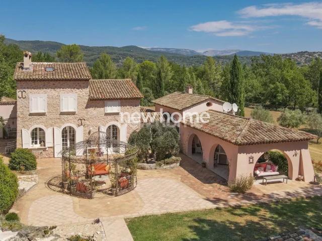 Fayence: Pittoresque ancien mas provençal sur 18 000m² de te. 245m² Fayence