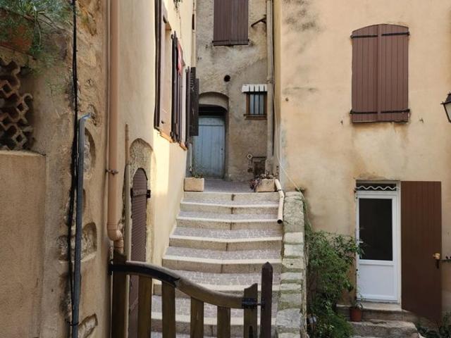 FAYENCE T3 centre ancien de plain pied. 2 terrasses et 2 caves
