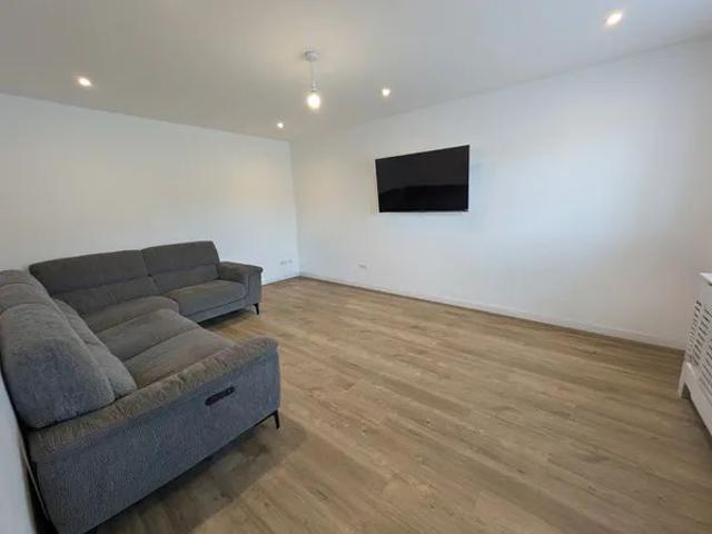 Faygate 4 bedroom detached house to rent