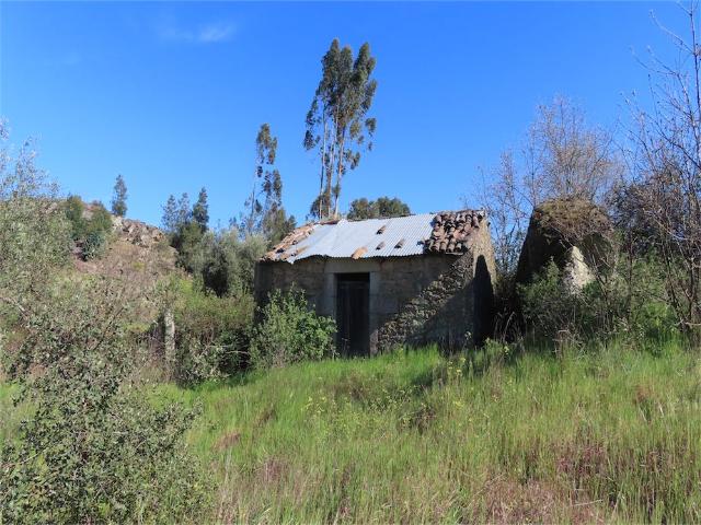 Fazenda muito acolhedora, privada e isolada, com uma área total de 7.520 m². Possui um edifício rural de pedra com área de aproximadamente 40m², possível de renovação e legalidade para morar ali. Dois poços com nascentes