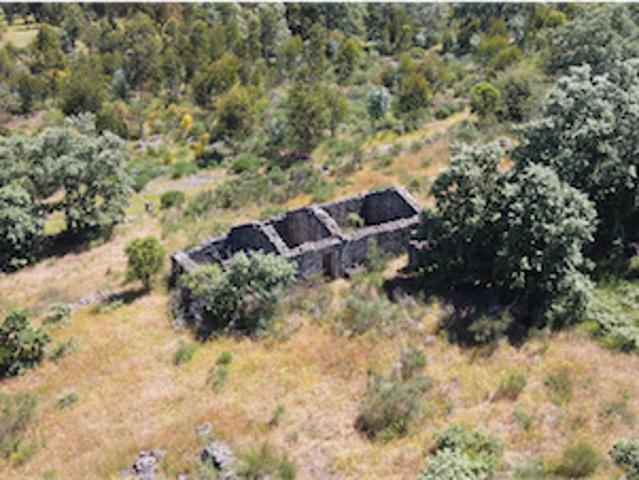Fazenda orgânica muito bonita, em um estado selvagem e natural, com uma área total de 1.840m2. Possui Ruin em granito edifício de pedra, com uma área total de 77m2, perfeita para reformar e ser convertida em uma casa legal de residência. Muitos se reguam sozinhos de uma nascente