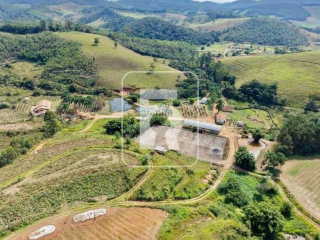 Fazenda à venda, 3 quartos, 1 suíte, Centro Senhora de Oliveira/MG