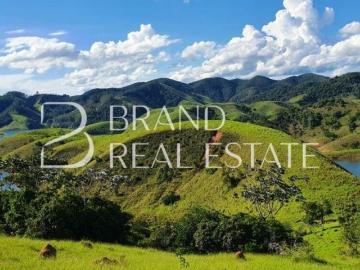 Fazenda Idílica com 140 alqueires, casa sede e muita água