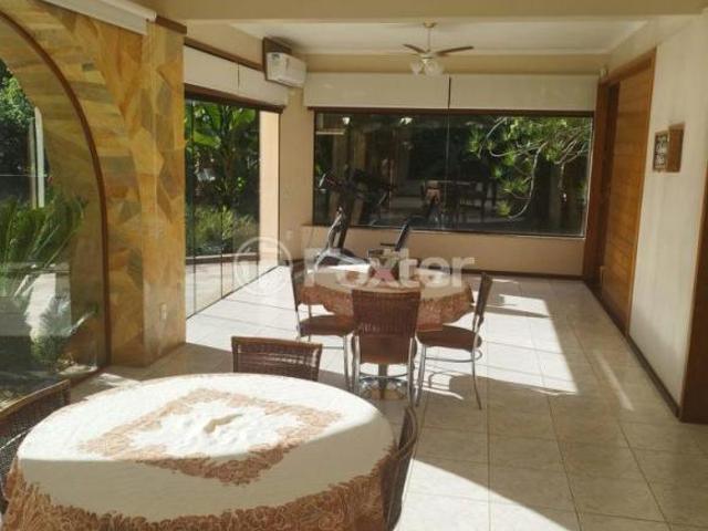 Fazenda / Sítio / Chácara, 3 dormitórios, 186 m², em Universitário