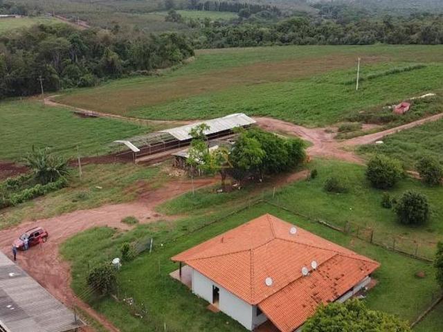 Fazenda / Sítio para venda em Área Rural De Botucatu de 250.00m² com 3 Quartos, 1 Suite e 3 Garagens