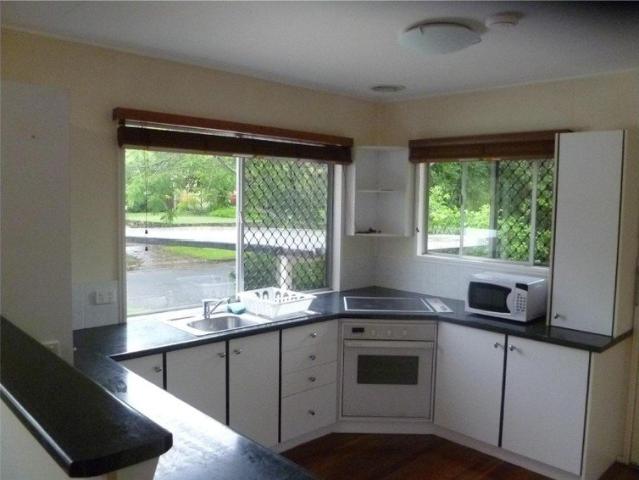 Female Share House walk to Griffith Uni, QE2 Hospital 10km to CBD