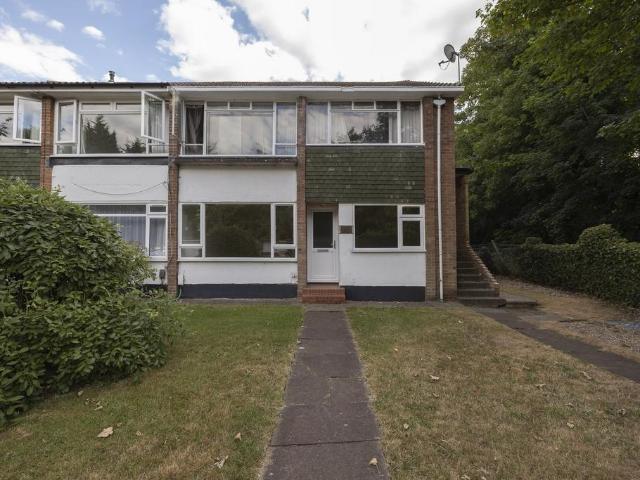Fenton Close, Redhill RH1 2 bed ground floor flat to rent £1,595 pcm £368 pw