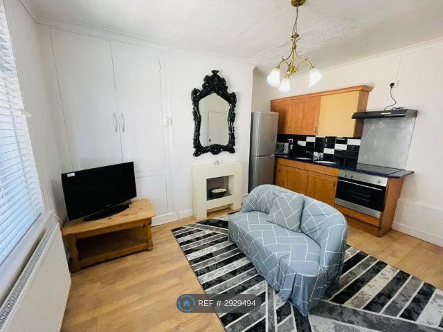 Fenton Road, Huddersfield HD1, 2 bed terraced house to rent, £700 pcm | PrimeLocation
