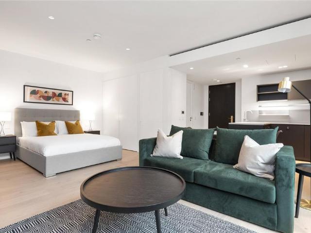 Fenwick House, 84 Bartholomew Close. Studio to rent £2,850 pcm £658 pw