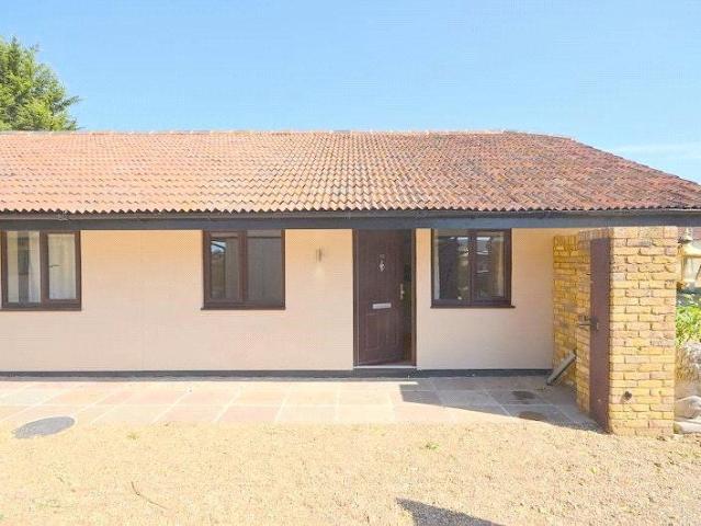 Fen Farm Mews, Fen Lane, North Ockendon, Upminster RM14, 1 bed bungalow to rent, £1,300 pcm | PrimeLocation
