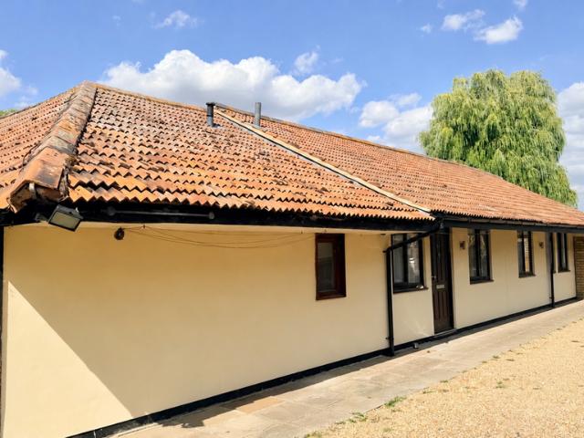 Fen Lane, Upminster, RM14 1 bed bungalow to rent £1,270 pcm £293 pw